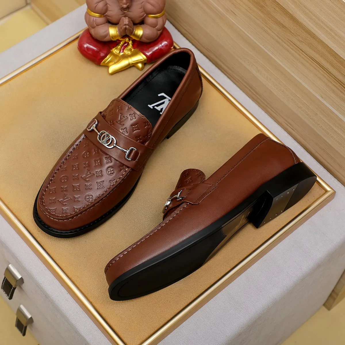 Men's shoes 460 💰 Louis Vuitton LV ® 🆕 model 🔛 full shoe counter, first layer cowhide, 🐂leather lining casual shoes for men, super soft outsole, a must-have for driving. Synchronized with the counter, original first layer cowhide, completely 1:1 mold customization 🌹 top version, color optional! Number: 38-44 (45.46 customized)